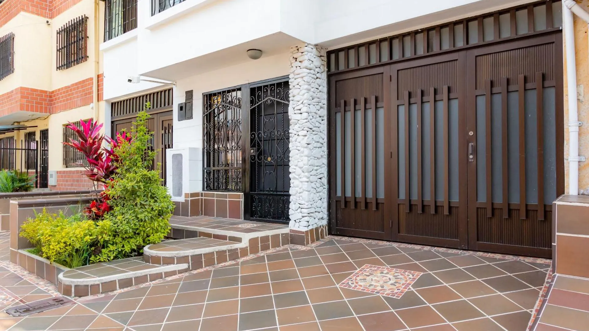 Great Family Home Near The Stadium And Beautiful Neighborhood Medellin Colombia